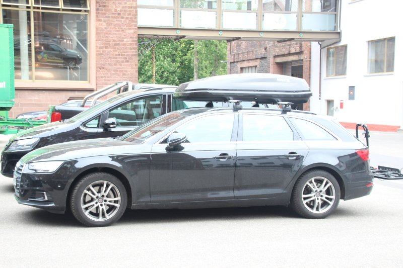 Eine Dachbox von Hapro mit einem Volumen von 430 Litern und Dachträger von Thule auf einem Audi A4 Avant