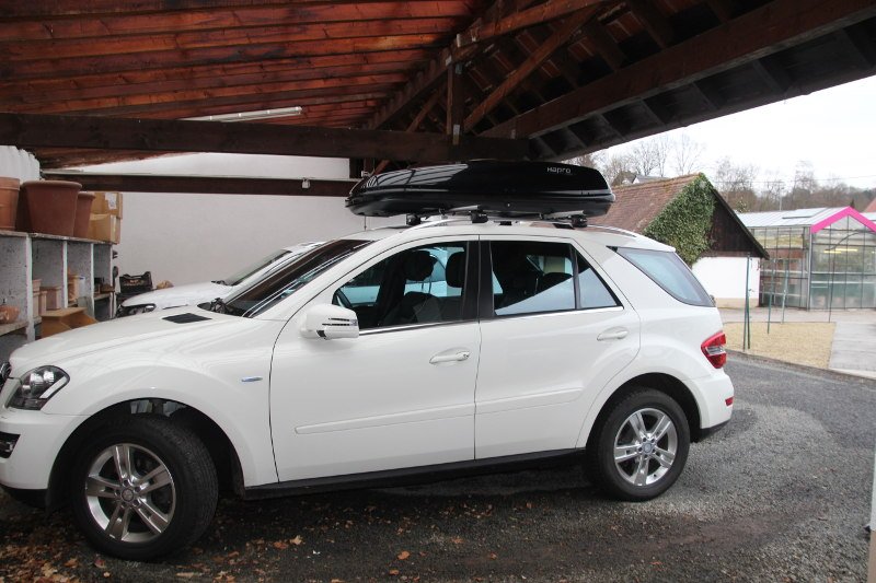 Dachbox 430 Liter und Dachträger von THULE auf einem Mercedes ML