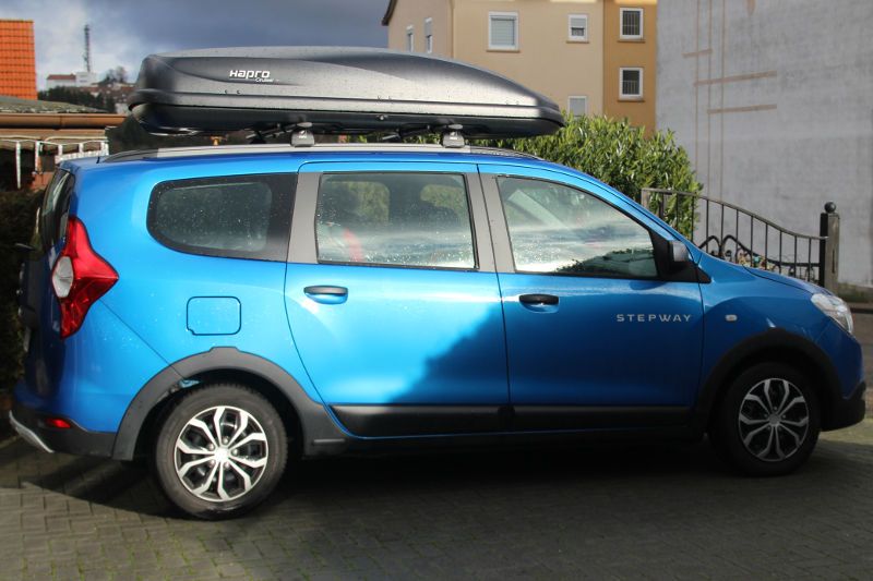 Eine Dachbox von HAPRO mit 600 Liter Volumen auf einem Dacia Lodgy Stepway