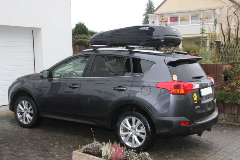 Dachbox mit Dachträger von Thule auf einem Toyota RAV4