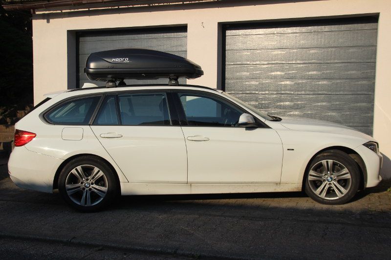 Dachbox von HAPRO mit 370 Liter Volumen und Dachträger von THULE auf einem BMW Kombi