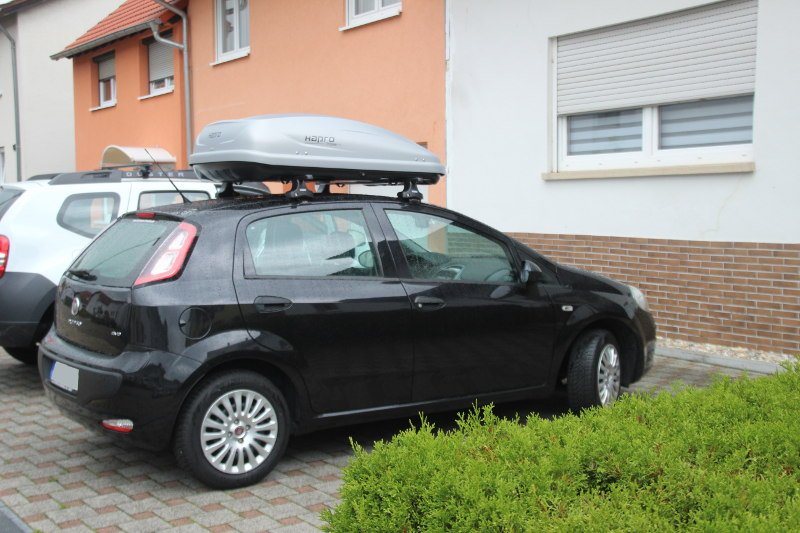 Speyer: Dachbox mit 370 Litern Fassungsvermögen montiert auf einem Fiat Punto