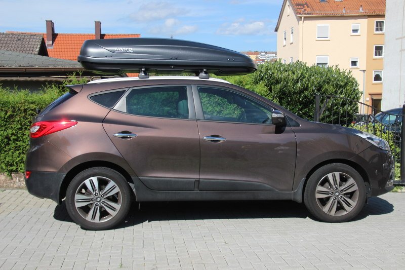 Eine Dachbox mit 530 Litern Volumen montiert auf einem Hyundai ix35 bei uns verfügbar z.B. in Speyer
