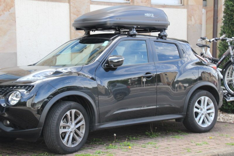Eine Dachbox mit 370 Liter Inhalt auf einem Nissan Juke bei uns mietbar in Speyer