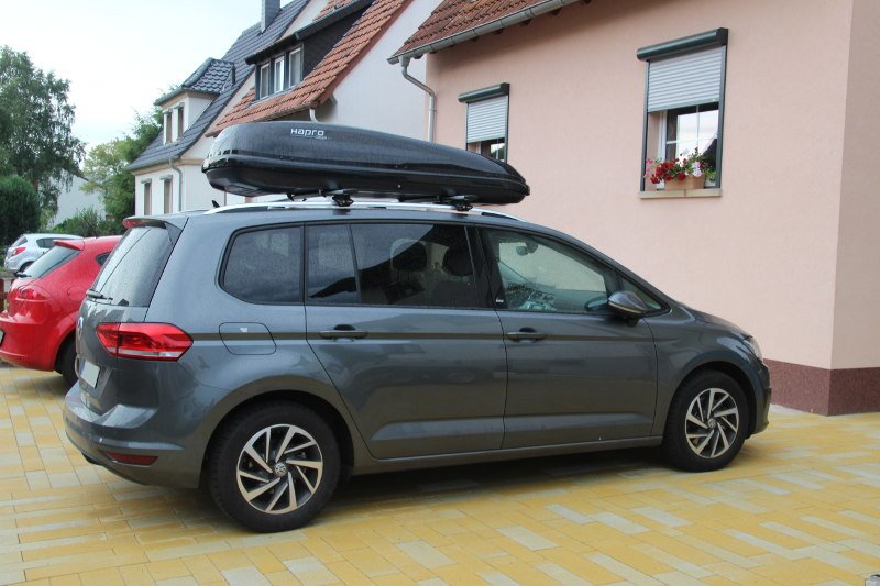 Dudenhofen: Dachbox von HAPRO auf einem VW Touran