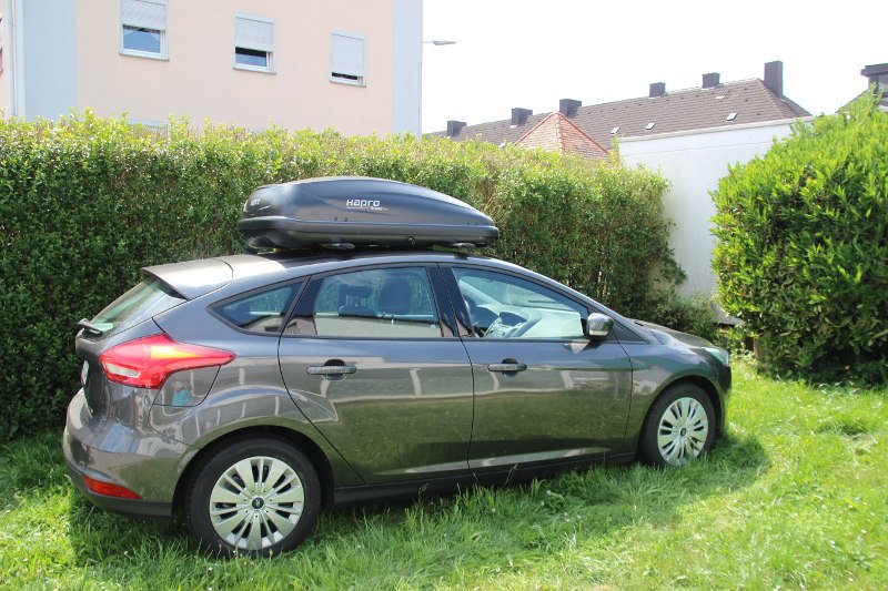 Eine Dachbox mit einem Fassungsvermögen von 370 Liter auf einem Ford Focus bei uns mieten in Speyer