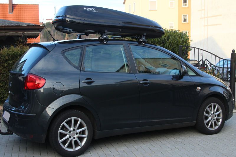 Dachbox mieten, z.B. in Dudenhofen. Hier: eine Box mit 430 Liter Volumen auf einem Seat Altea