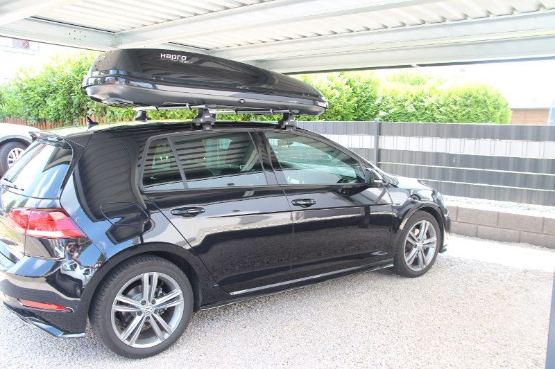 Dachbox von Hapro mit 430 Litern Volumen und Dachträger von THULE auf einem VW Golf VII