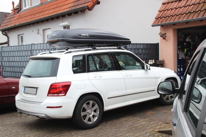 Eine Dachbox mit 530 Litern Fassungsvermögen montiert auf einem Mercedes GLK SUV - zu leihen bei uns z.B. in Dudenhofen