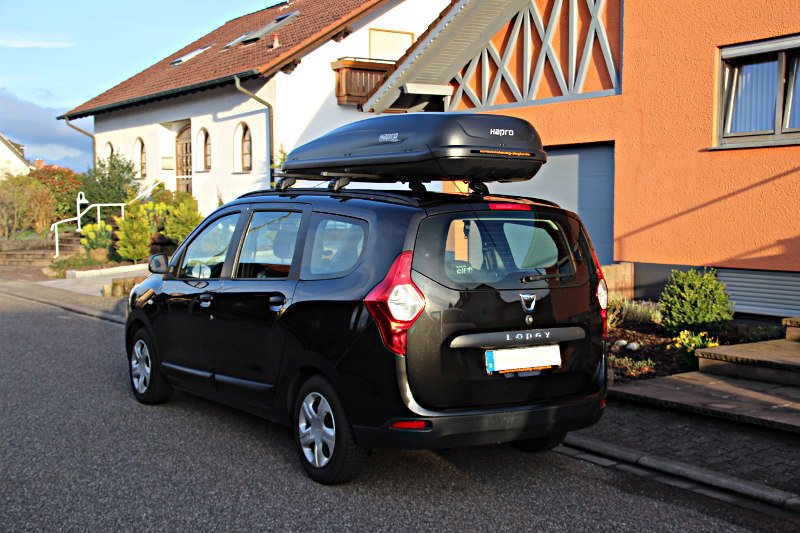 Eine Dachbox von HAPRO mit 530 Litern Volumen auf einem Dacia Lodgy Van, bei uns zu mieten in Otterstadt