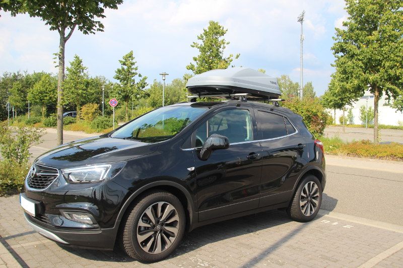 Dachbox mit Dachträger von Thule auf einem Opel Mokka