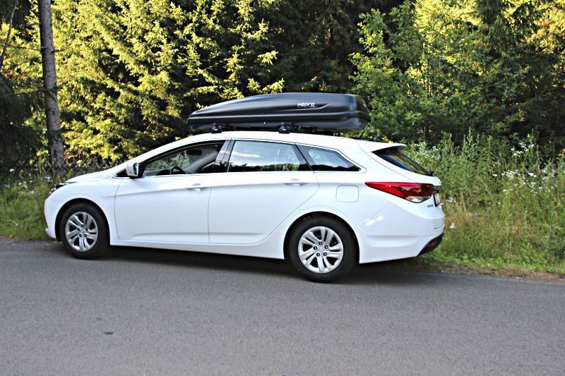 Eine Dachbox mit 530 Litern Volumen auf einem Hyundai i40 Kombi, bei uns verfügbar z.B. in Böhl-Iggelheim