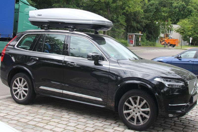 Dachbox von THULE mit 630 Liter Volumen auf einem VOLVO XC90 SUV bei uns in Speyer zur Miete verfügbar