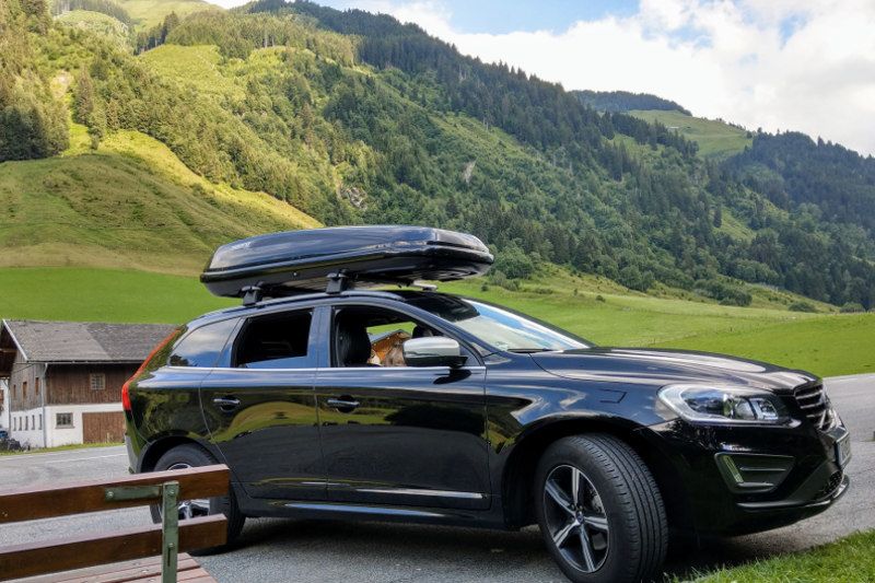 Eine Dachbox von HAPRO mit 530 Liter Volumen auf einem Volvo XC 60