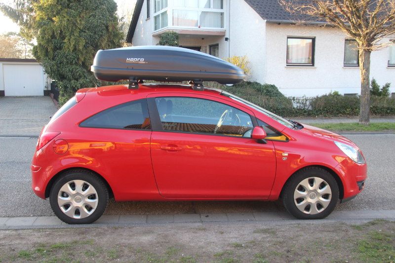 Eine Dachbox von HAPRO mit einem Volumen von 370 Liter auf einem Opel Corsa