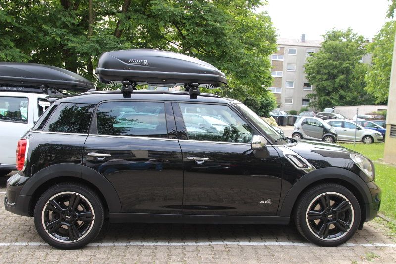 Eine Dachbox von Hapro und Dachträger von THULE auf einem Mini Countryman