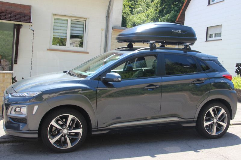 Harthausen: Dachbox mit 370 Litern Fassungsvermögen auf einem Hyundai Kona