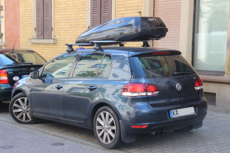 Dachbox auf einem VW Golf in Speyer