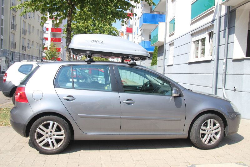Dachbox von HAPRO  und Dachträger von Thule auf einem Volkswagen Golf V in Speyer