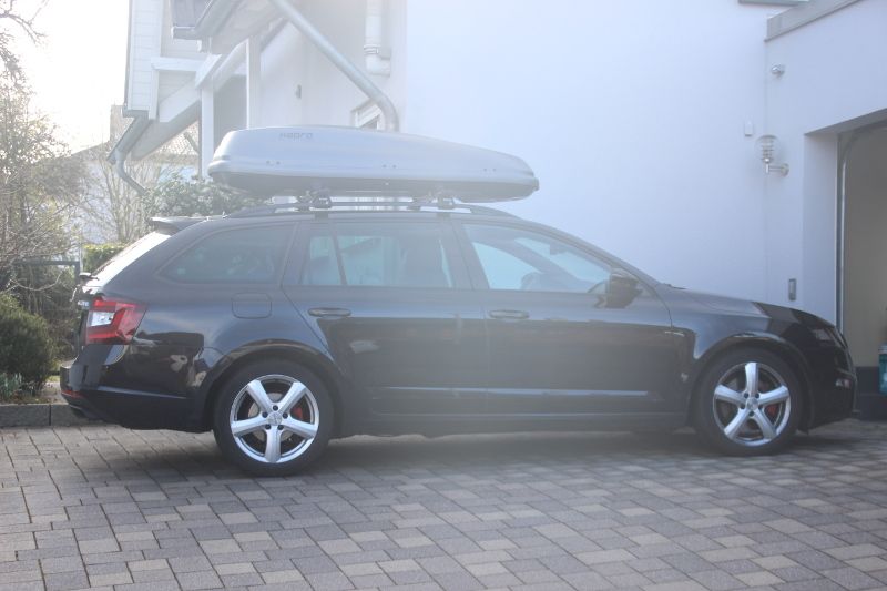 Waldsee: Dachbox von HAPRO auf einem Skoda Octavia Combi