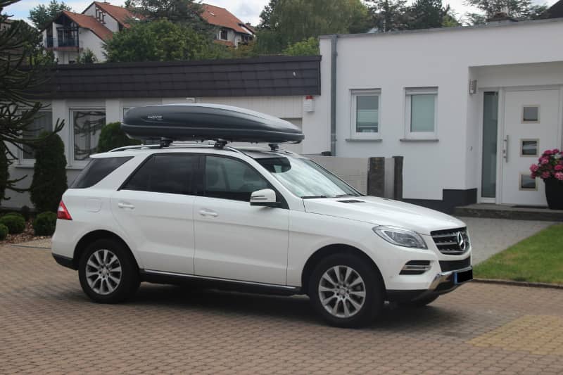 Eine Dachbox mit 530 Liter Volumen auf einem Mercedes ML