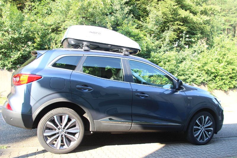 Dachbox von Hapro mit 370 Liter Volumen und Dachträger von THULE auf einem Renault Kadjar