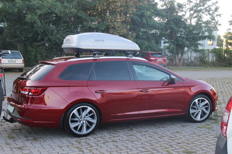 Eine Dachbox von HAPRO auf einem Seat Leon Kombi bei uns in Waldsee mieten