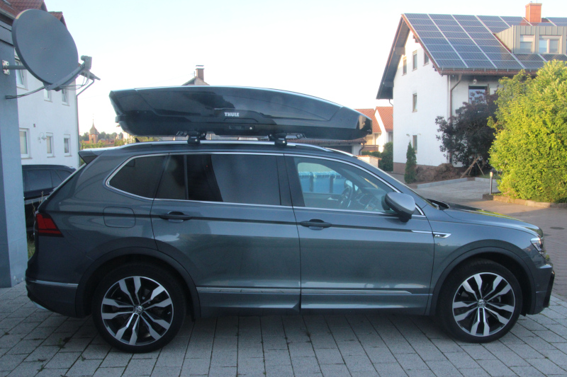 Waldsee: Dachbox 640 Liter von THULE auf einem Volkswagen Tiguan Allspace