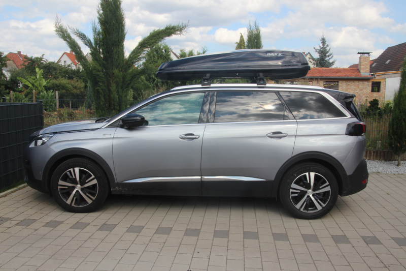 Eine Dachbox mit 530 Liter Volumen auf einem Peugeot 5008 SUV