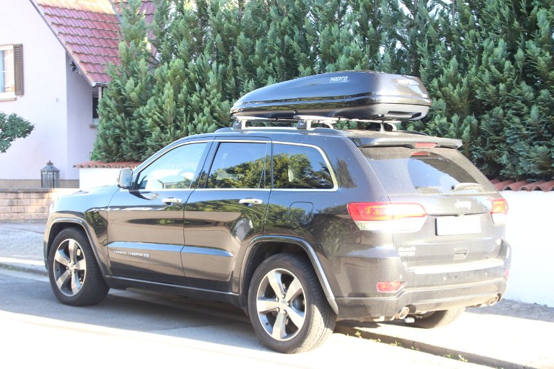 Dachbox 430 Liter auf einem Jeep Cherokee