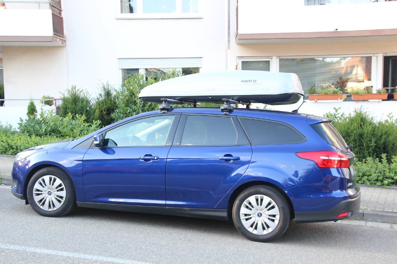 Eine Dachbox von HAPRO mit 530 Liter Volumen auf einem Ford Focus Kombi