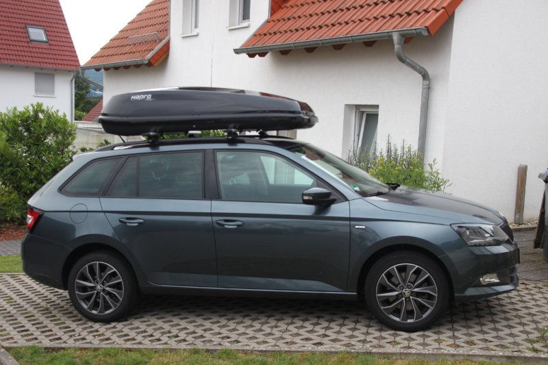 Dachbox von HAPRO mit Dachträger von THULE<sup>&reg;</sup> montiert auf einem Skoda Fabia Kombi