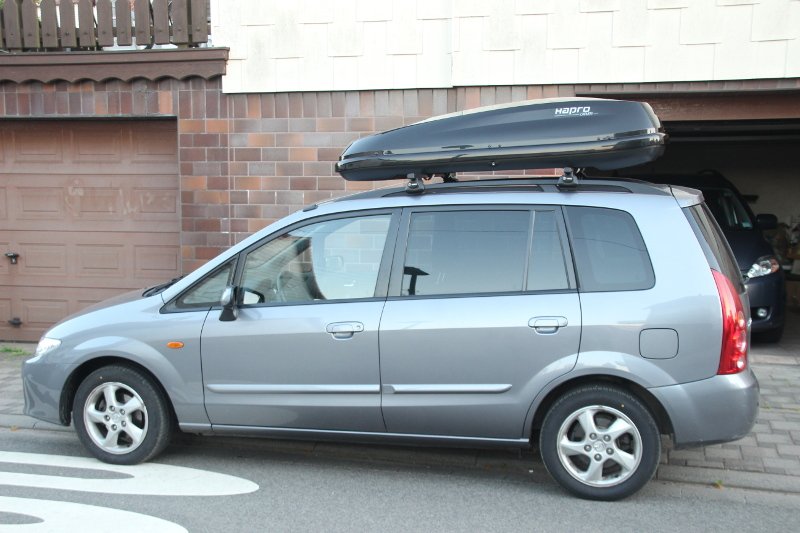 Dachbox 430 Liter mit Dachträger von THULE<sup>&reg;</sup> montiert auf einem Mazda Premacy