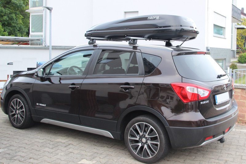 Eine Dachbox von HAPRO mit einem Volumen von 430 Litern und Dachträger von THULE auf einem Suzuki SX4 S Cross